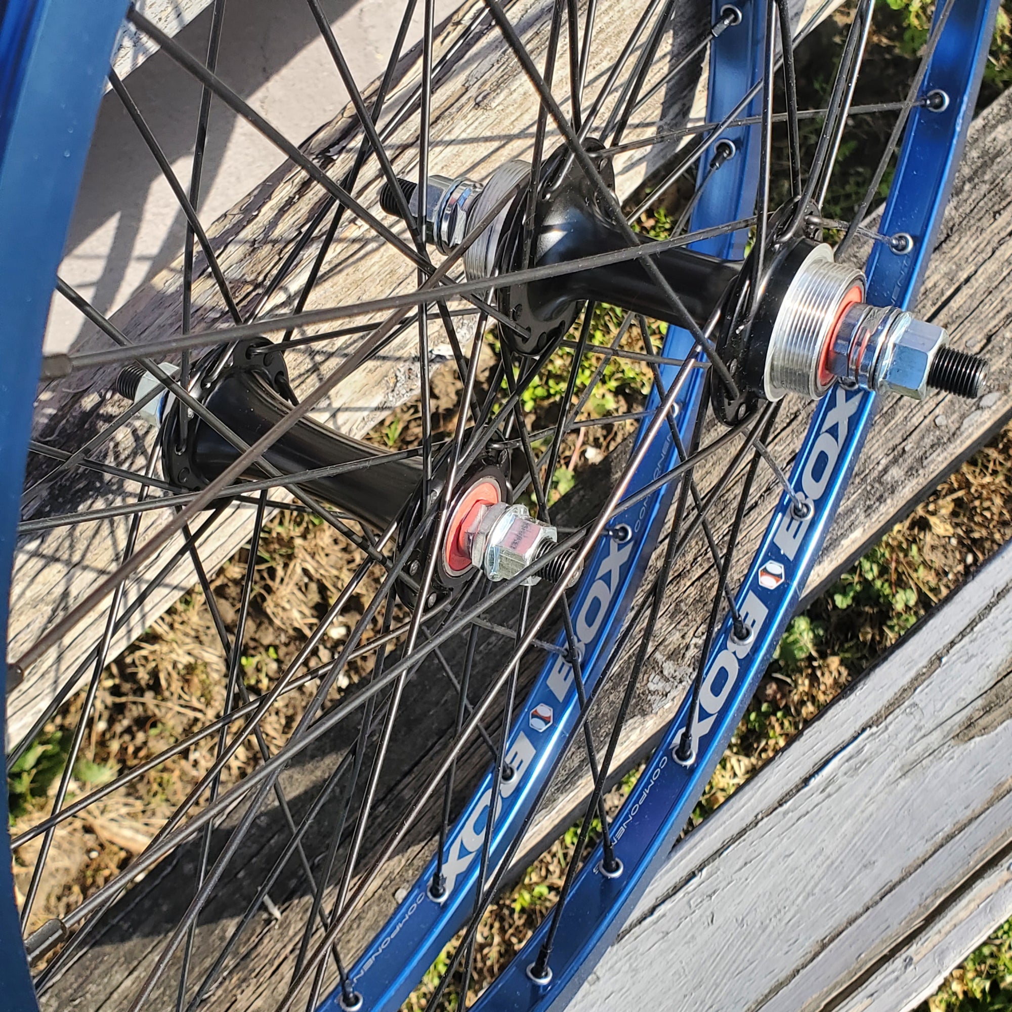 Blue mtb choking spokes